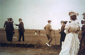 Fotografie ze slavnostního otevření hřiště (král třetí zleva s vycházkovou holí).