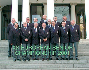 Český reprezentační tým na ME seniorů 2001 na mariánsko-lázeňské kolonádě, kde se konalzahajovací ceremoniál.