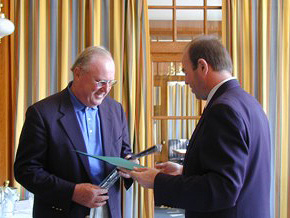 President GCML Ing. O. Tobrman pedává Siru Bonallackovi diplom estného lena